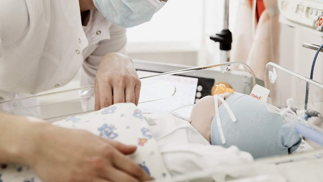 медсестра и новорожденный  