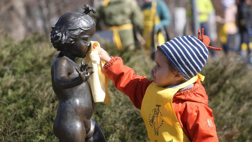 Общегородской субботник в Москве, ребенок моет скульптуру в парке «Музеон»