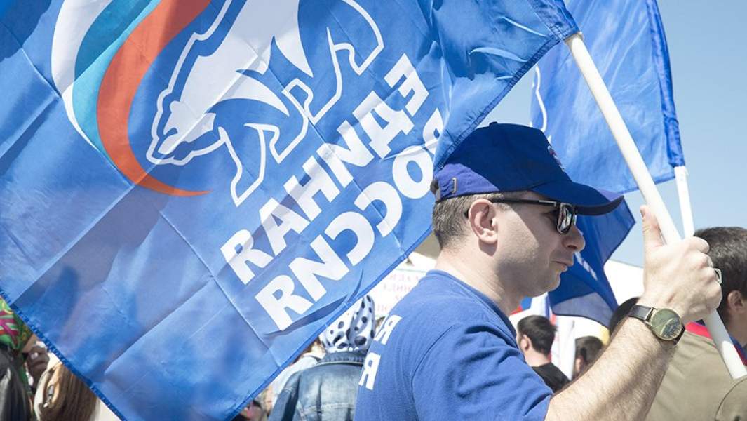 Участник первомайского шествия сторонников партии «Единая Россия» в Грозном