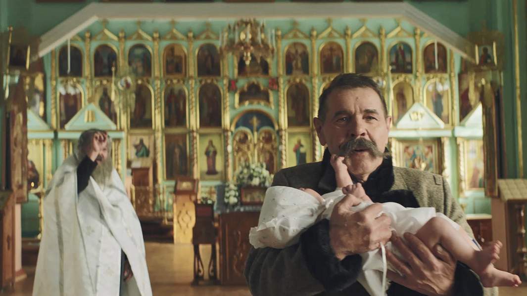 Актер Алексей Булдаков в кадре из фильма "Дикие предки" 