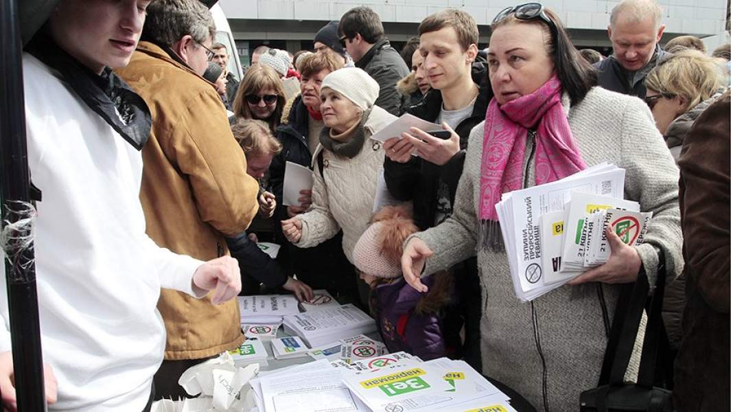 Жители Киева около стадиона «Олимпийский» перед началом дебатов кандидатов в президенты Украины