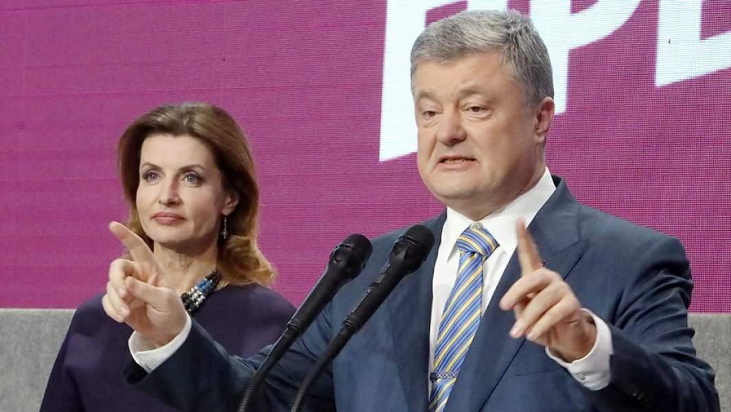 Действующий президент Украины Петр Порошенко с супругой Мариной в собственном штабе во время объявления первых итогов голосования второго тура выборов президента Украины