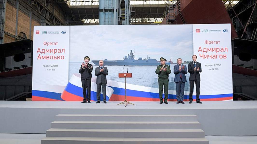 Контр-адмирал в отставке, кандидат технических наук Всеволод Хмыров, президент РФ Владимир Путин, министр обороны РФ Сергей Шойгу, вице-премьер РФ Юрий Борисов и министр промышленности и торговли РФ Денис Мантуров (слева направо) на церемонии закладки двух серийных фрегатов проекта 22350 «Адмирал Амелько» и «Адмирал Чичагов» на судостроительном заводе «Северная верфь»