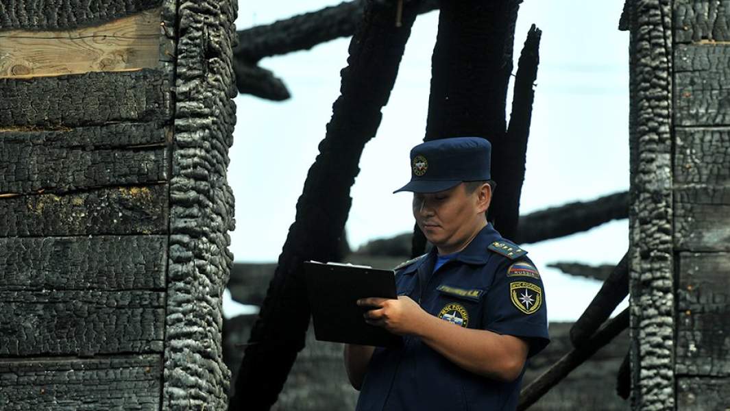 Работа сотрудников пожарной охраны МЧС по исследованию пожара