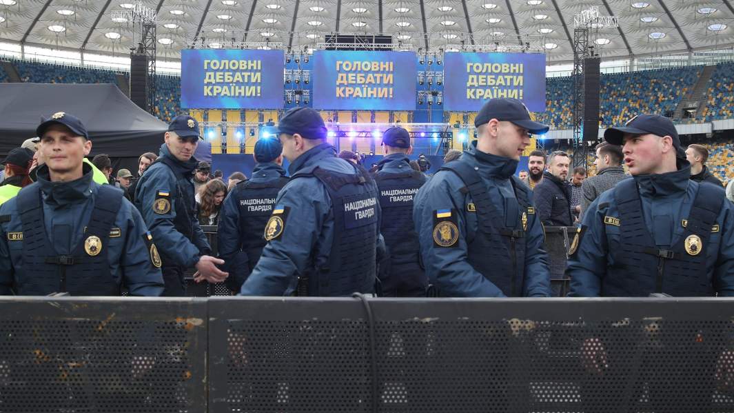Сотрудники полиции в НСК "Олимпийский" в Киеве
