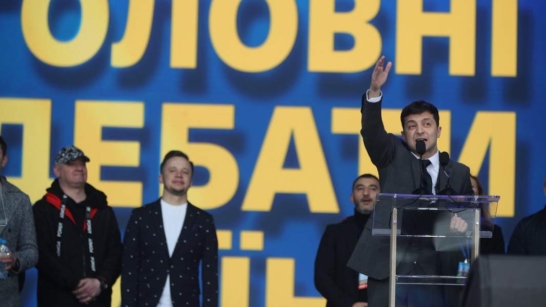 Кандидат в президенты от партии "Слуга народа" Владимир Зеленский во время дебатов