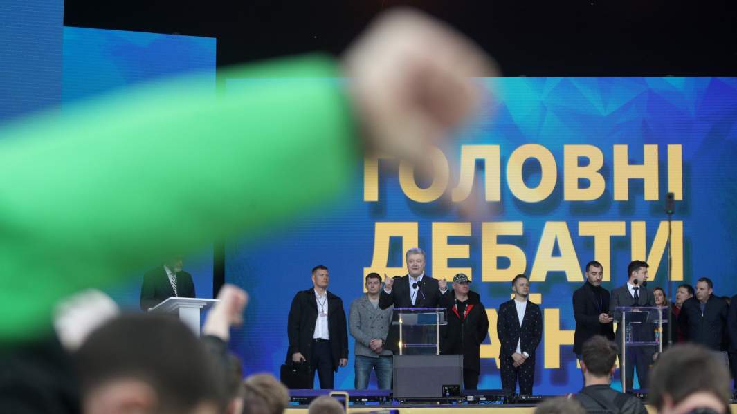 Петр Порошенко (слева) и Владимир Зеленский во время дебатов