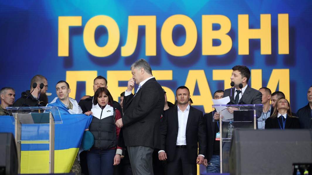 Действующий президент Украины, кандидат в президенты Петр Порошенко и кандидат в президенты от партии "Слуга народа" Владимир Зеленский во время дебатов 