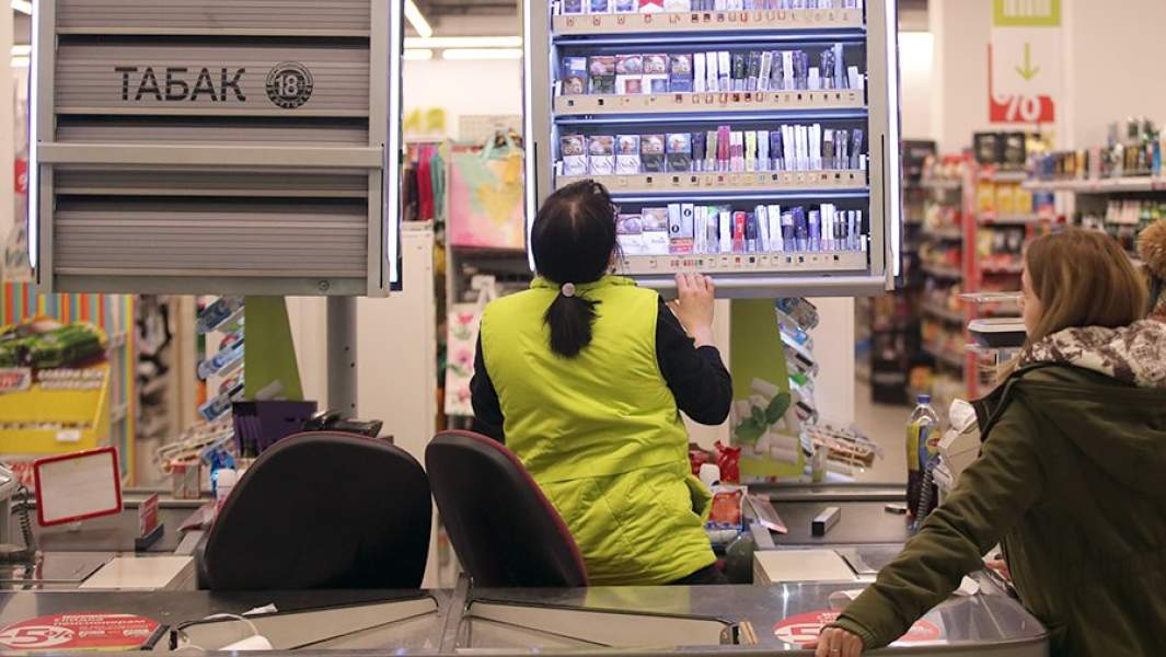 Продажа сигарет на кассе супермаркета