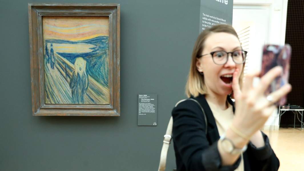 Посетитель у картины на выставке норвежского экспрессиониста Эдварда Мунка «Крик» (1893 г.), Третьяковская галерея
