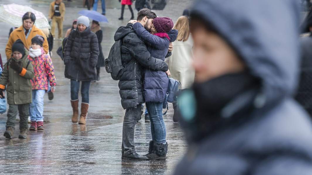 Влюбленная пара под дождем 