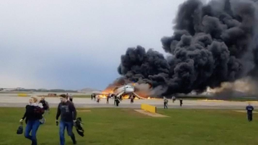 самолет SSJ100 горит на полосе аэропорта Шереметьево 