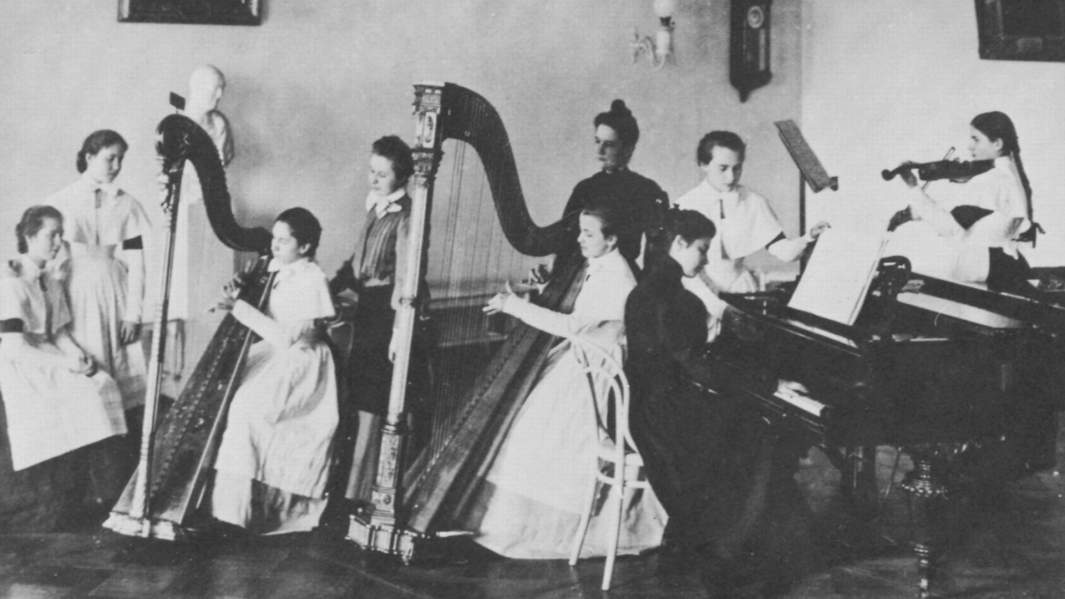 Урок игры на арфе в Смольном институте