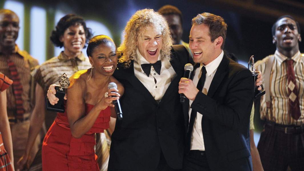 Дэвид Брайан вместе с актерским составом мюзикла «Мемфис»