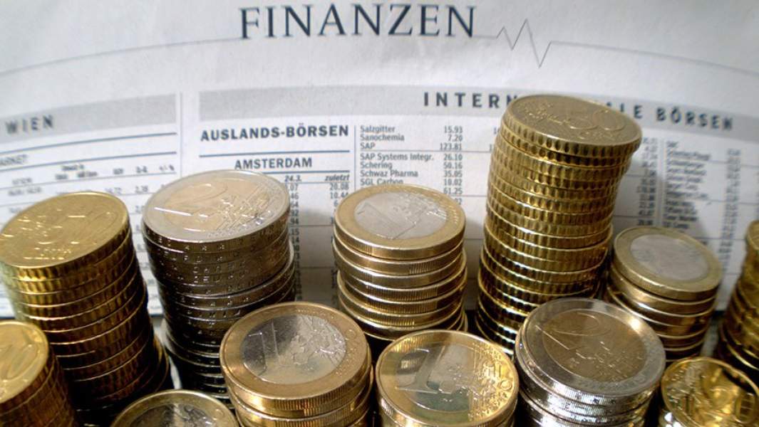 Монеты евро на фоне финансового отчета