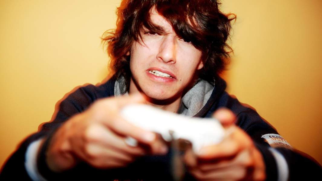 подросток с игровой приставкой 