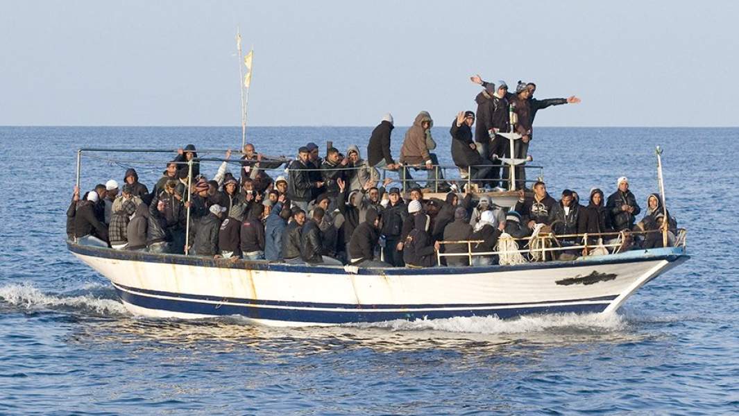 Лодка с мигрантами у берегов Сицилии