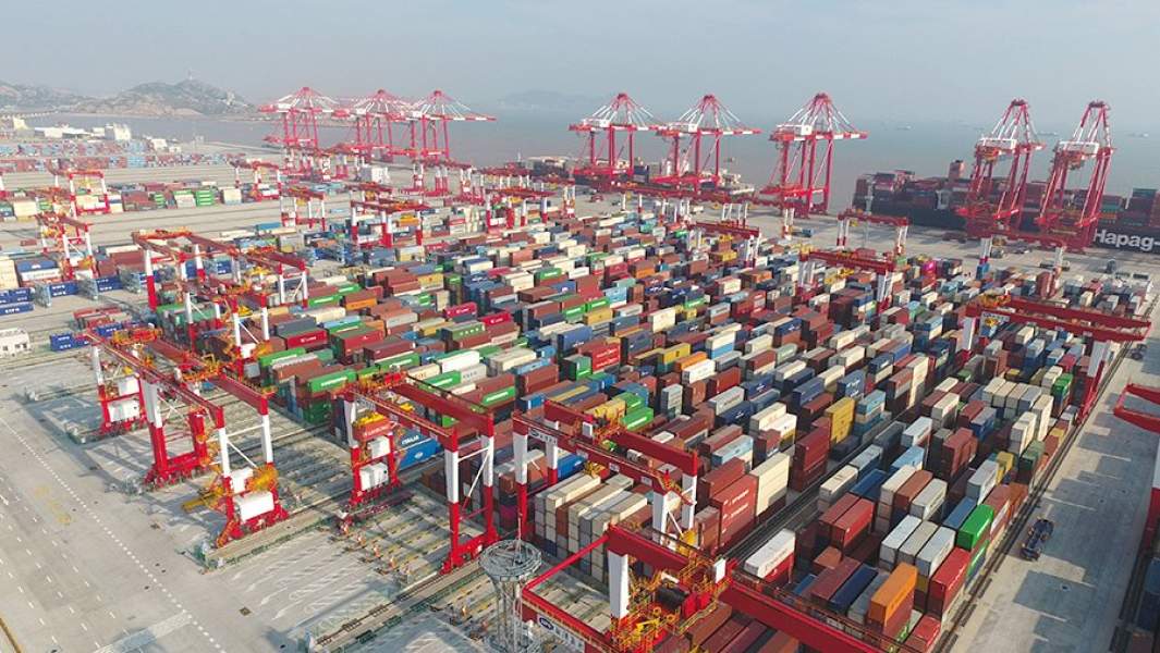 Вид на глубоководный морской грузовой порт Яншань в Шанхае