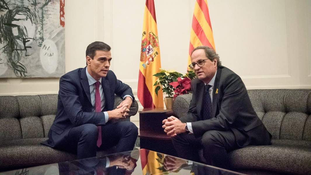 Премьер-министр Испании Педро Санчес (слева) и глава Каталонии Ким Торра (справа)