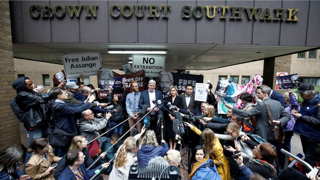 Редактор WikiLeaks Кристинн Храфнссон и адвокат Дженнифер Робинсон выступают с заявлением возле здания суда в Саутуарке после вынесения приговора основателю WikiLeaks Джулиану Ассанжу в Лондоне. 1 мая 2019 года