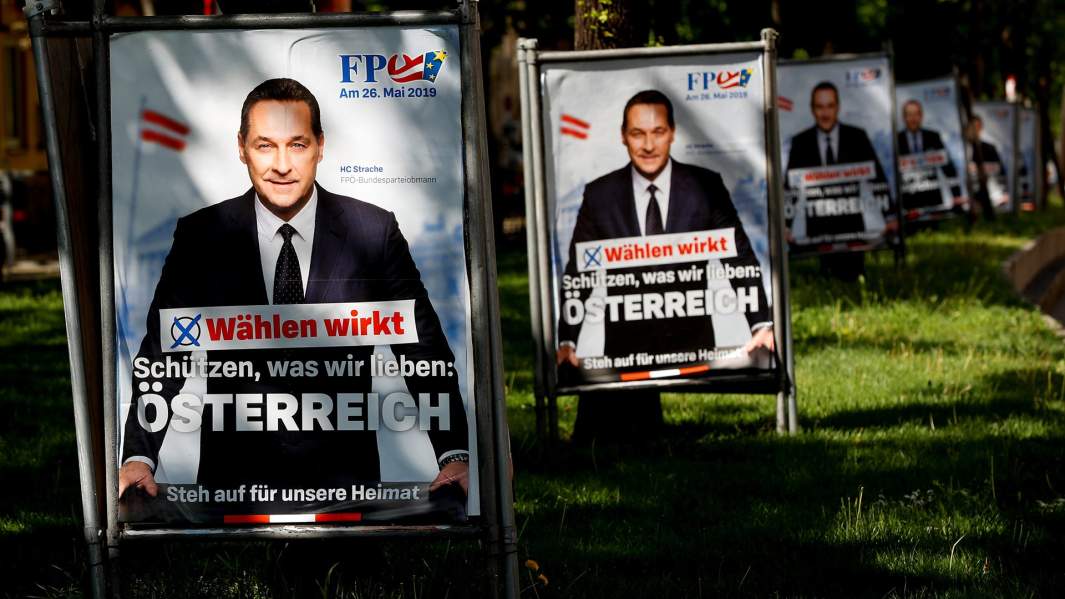 Европейские предвыборные плакаты вице-канцлера Австрии и главы Партии свободы (FPOe) Хайнца-Кристиана Штраше 