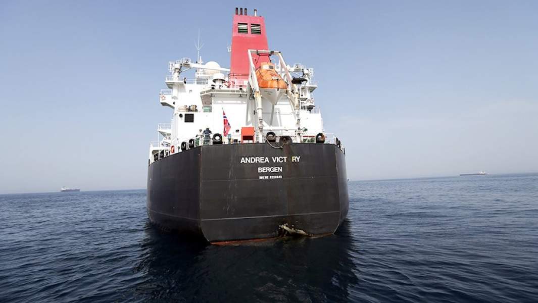 Поврежденный танкер «Андреа Виктори» в порту Фуджейры