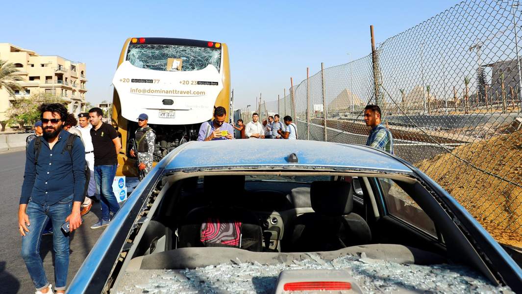 Последствия взрыва возле туристического автобуса в Египте