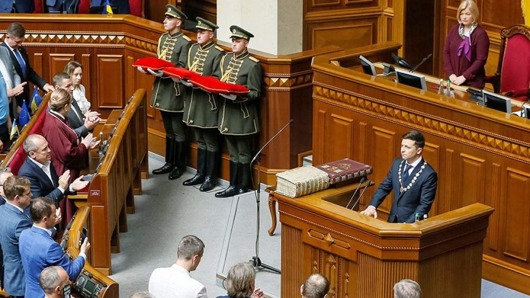 Избранный президент Украины Владимир Зеленский произносит речь во время церемонии инаугурации в зале заседаний Верховной рады