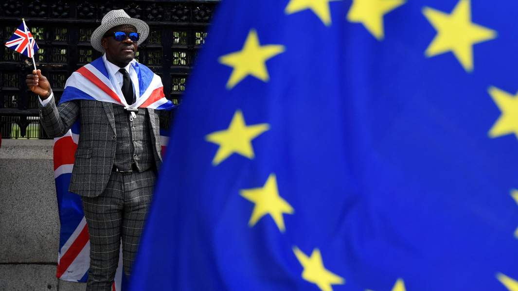 Про-Брекст активист протестует  возле здания парламента в Лондоне