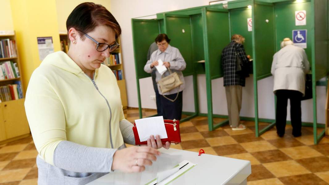 Женщина голосует во время второго тура президентских выборов в Литве