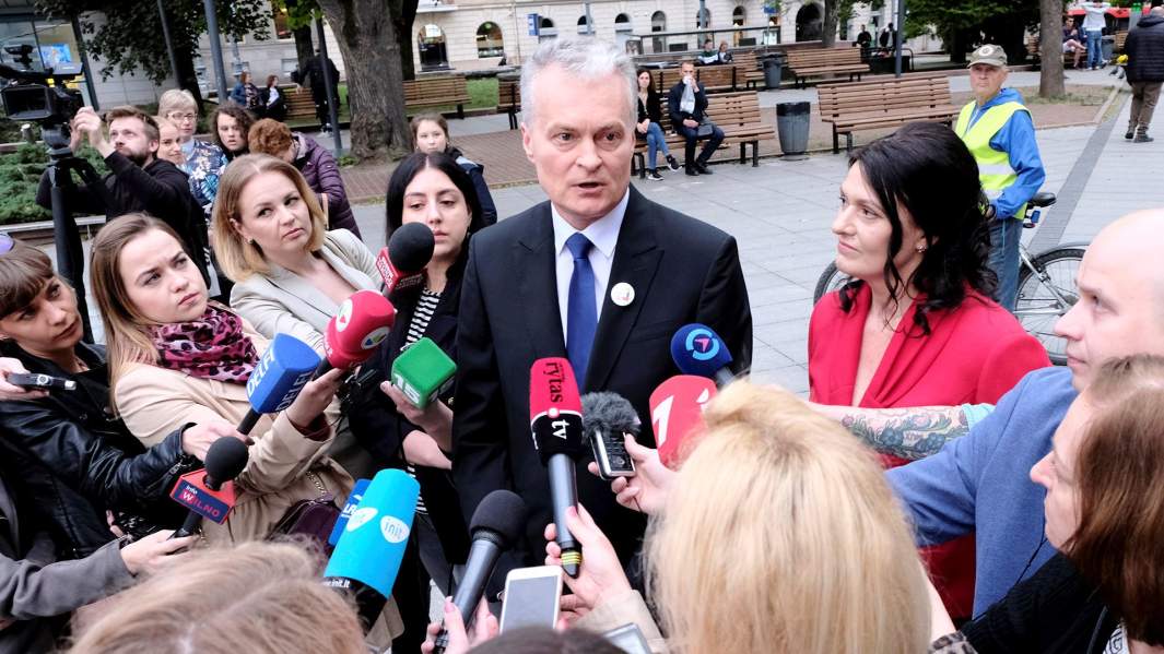 Новоизбранный президент Литвы Гитанас Науседа общается со СМИ во время второго тура президентских выборов в Вильнюсе