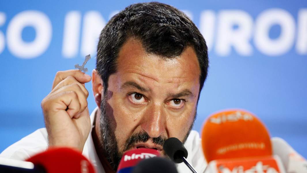 Заместитель премьер-министра Италии и лидер ультраправой партии Лиги Маттео Сальвини