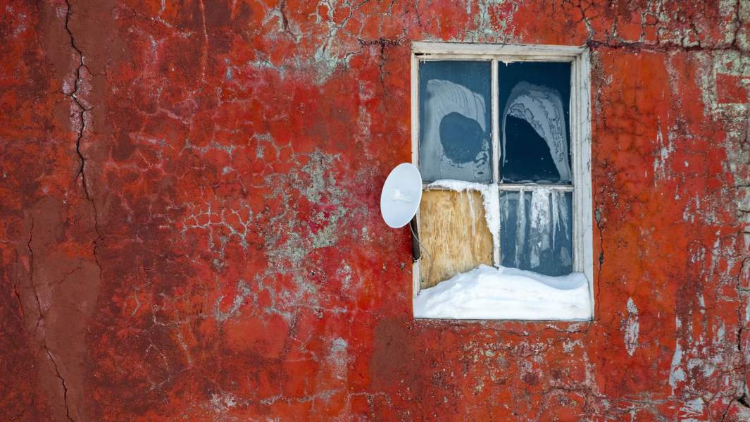 полуразрушенный дом 