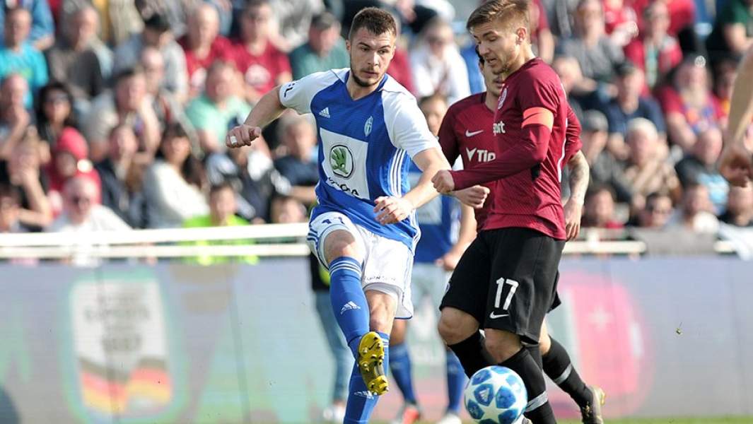 Игрок «Млада-Болеслава» Николай Комличенко (слева) в матче чемпионата Чехии между командами «Млада-Болеслав» и «Спарта»