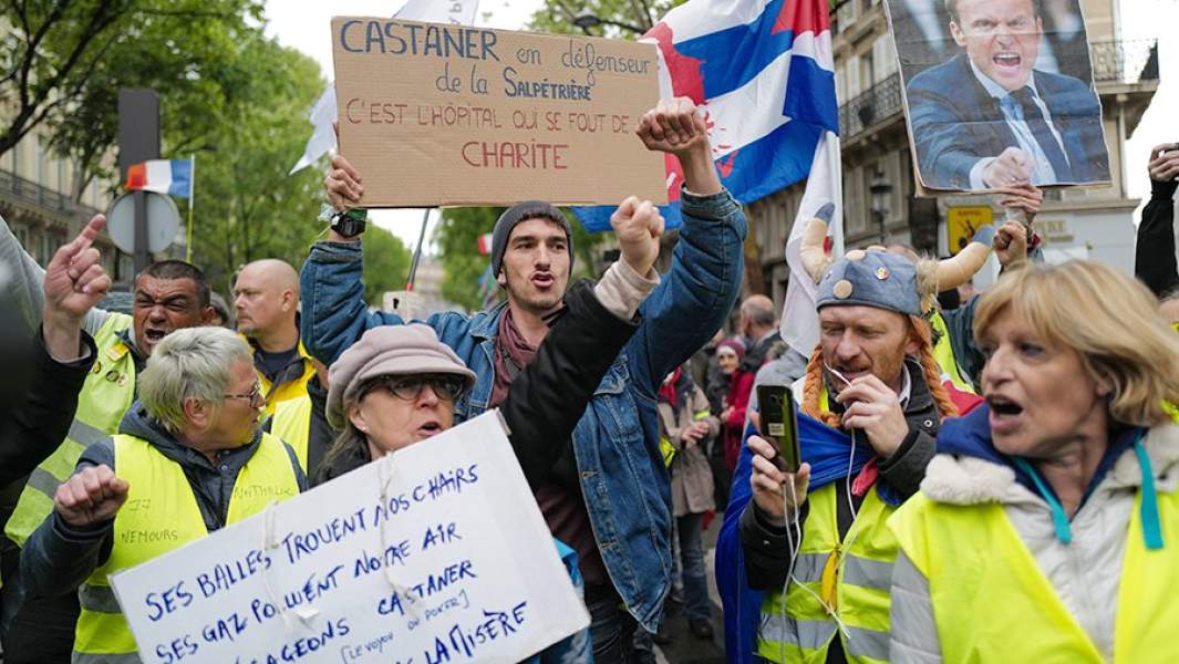 Участник акции протеста «желтых жилетов» в Париже