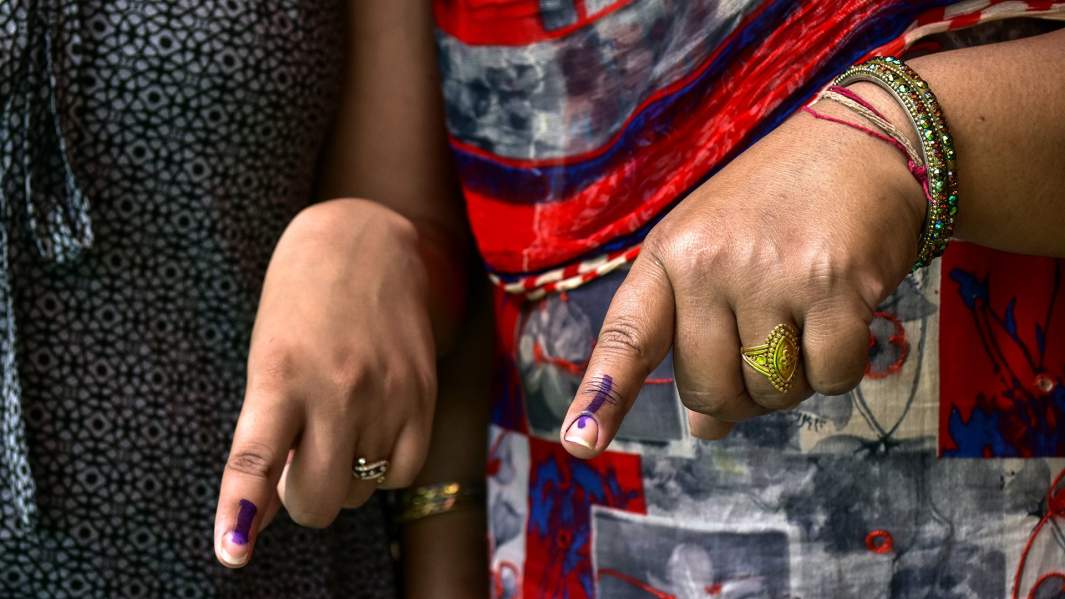 Индийские избиратели после голосования на избирательном участке во время заключительной фазы всеобщих выборов в Индии 