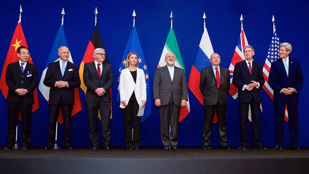 Министры иностранных дел Франции, Германии, Европейского Союза, Ирана, Соединённого Королевства и США, а также китайские и российские дипломаты на съезде по ядерной программе Ирана, целью которой, было признать право Тегерана вести мирную ядерную деятельность