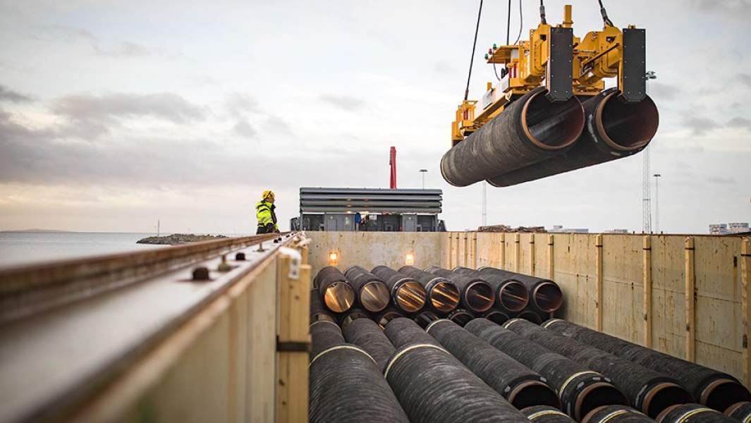 Погрузка труб для строительства газопровода «Северный поток-2» в порту Мукран в Германии
