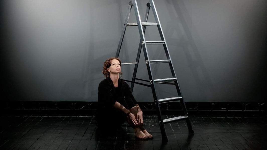 Алиса Гребенщикова в моноспектакле «Всё вокруг»