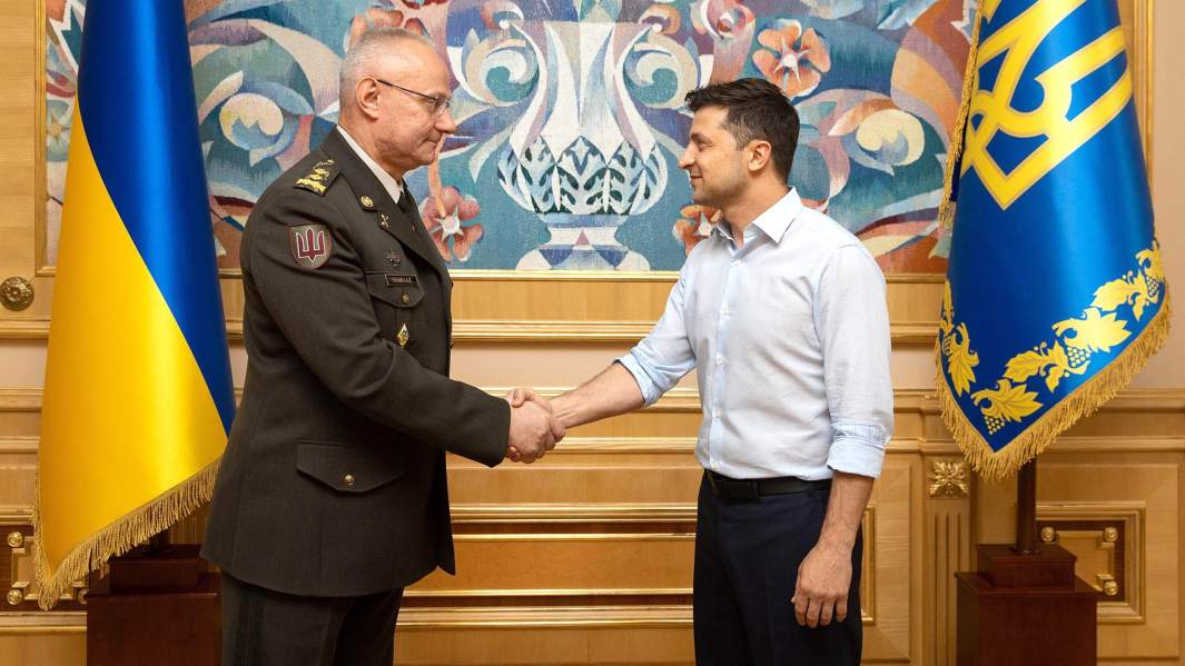 Новоизбранный президент Украины Владимир Зеленский и глава Генштаба ВСУ Руслан Хомчак