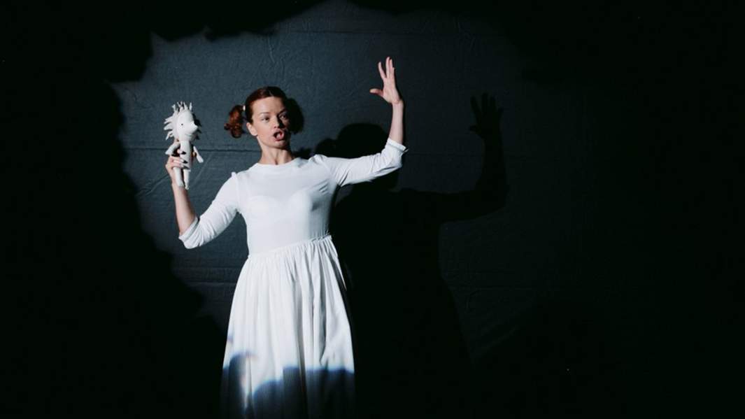 Знаменитые тексты Сергея Козлова, знакомые зрителю по шедевру мультипликации Юрия Норштейна «Ёжик в тумане», Светлана-Иванова-Сергеева и Алиса Гребенщикова воплотили в удивительный моноспектакль