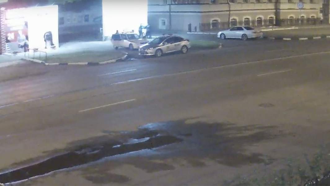 Кадр с камеры наблюдения, на котором сотрудники ДПС задерживают Сергея Чернова