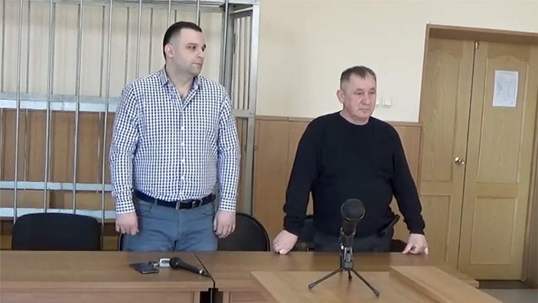 Сотрудники ДПС в зале суда во время вынесения оправдательного приговора