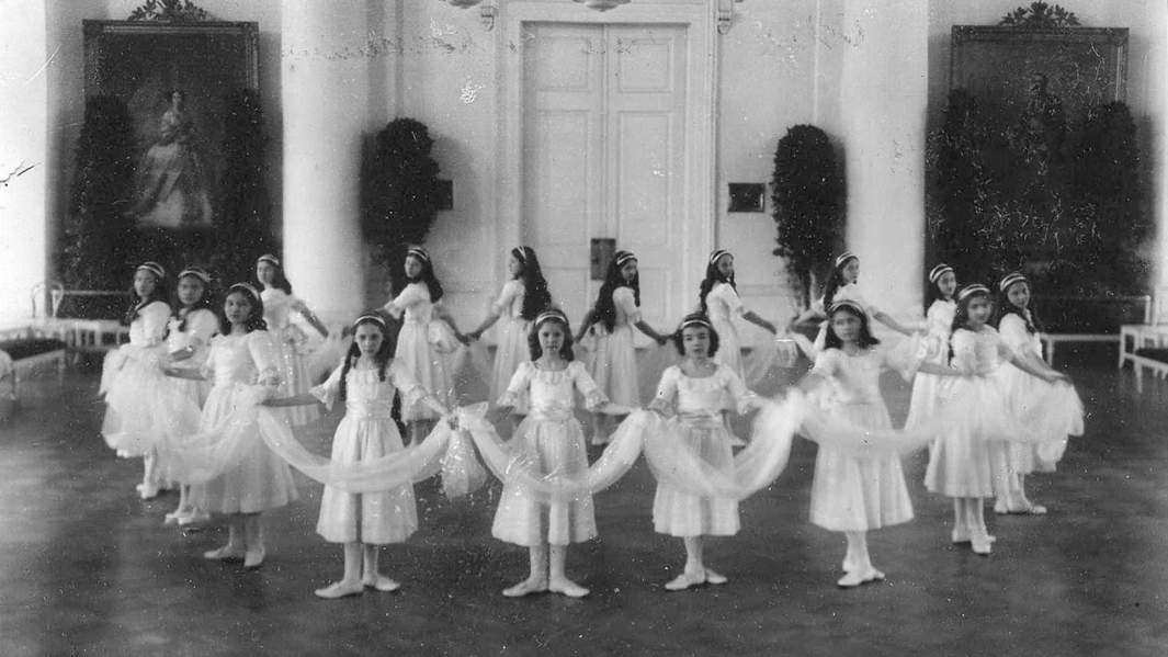 Выступление воспитанниц Императорского воспитательного общества благородных девиц 