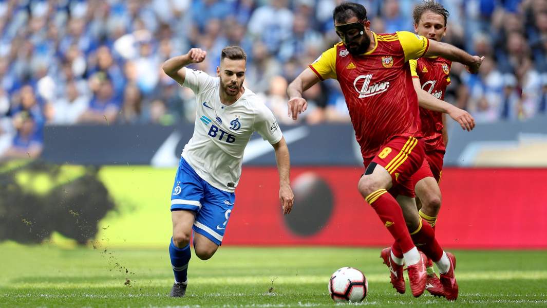 Игрок ФК «Арсенал» Гиа Грагилава (справа) в матче 30-го тура чемпионата России по футболу среди клубов Премьер-лиги между ФК «Динамо» (Москва) и ФК «Арсенал» (Тула)