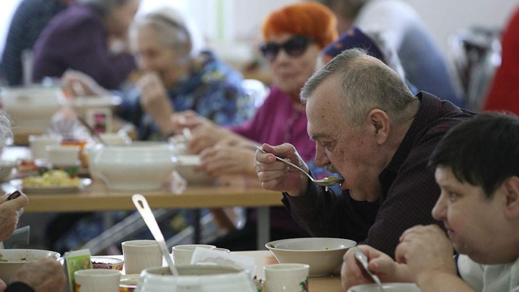 Во время обеда в доме-интернате для престарелых и инвалидов