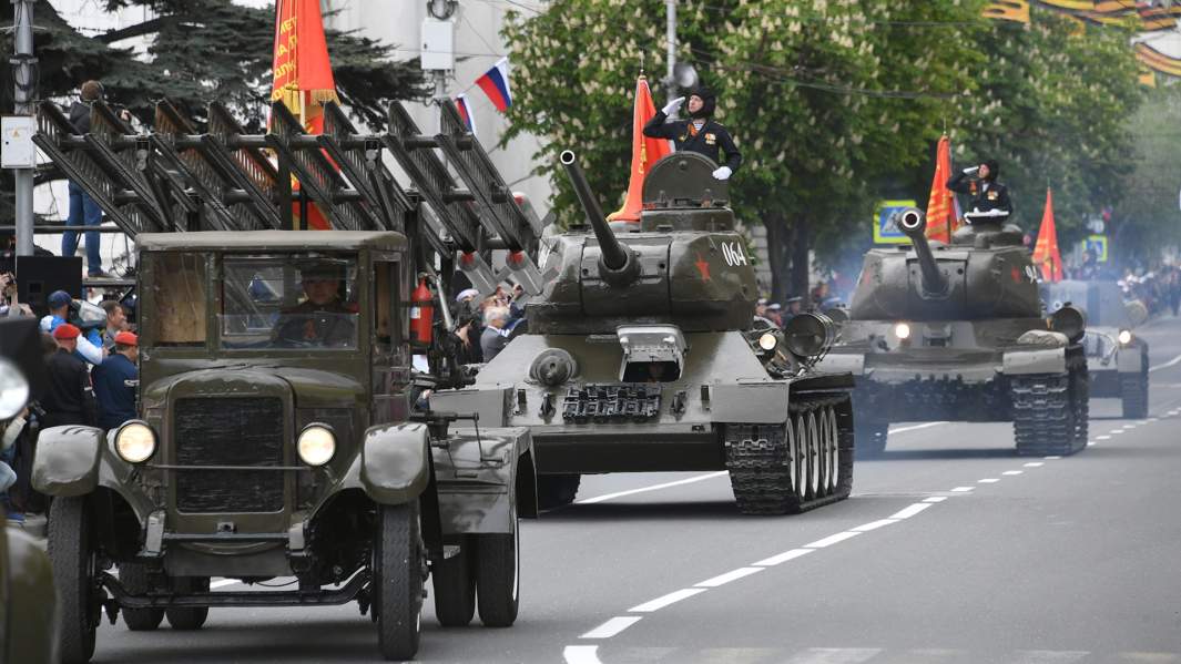 Боевая машина «Катюша», танки Т-34-85 и ИС-2 на военном параде в Севастополе, посвященном 74-й годовщине Победы в Великой Отечественной войне