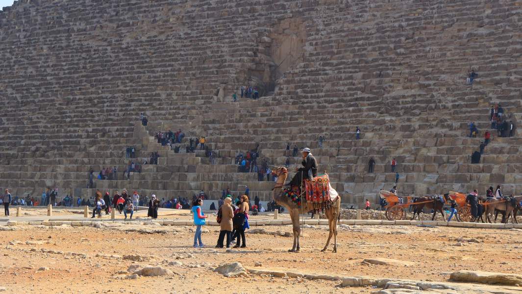 Туристы возле пирамид Гизы в Каире