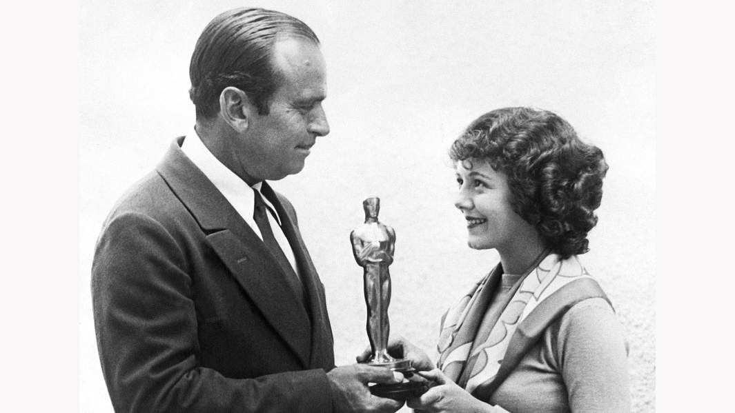 Дуглас Фэрбенкс вручает Джанет Гейнор премию «Оскар» за лучшую женскую роль в фильме «Седьмое небо», 1929 год