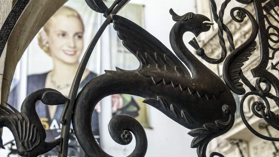 Железный дракон в лобби Музея Эвиты Перон